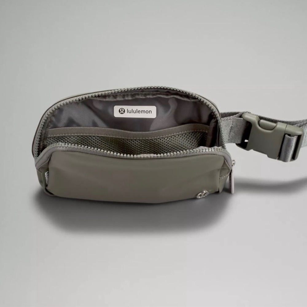 Brand New Lululemon Everywhere Belt Bag Sage Grey NWT - Picture 5 of 12